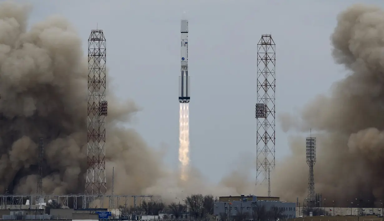 Roket Proton - M membawa pesawat luar angkasa ExoMars 2016 saat meluncur menuju planet Mars di Kazakhstan , (14/3). Tujuan dari program ExoMars untuk mempelajari dan mencari bukti kehidupan yang ada di planet merah tersebut. (REUTERS / Shamil Zhumatov)