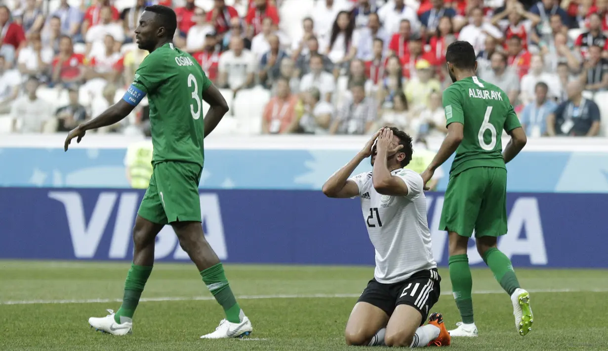 Gelandang Mesir, Trezeguet, tampak kecewa usai dikalahkan Arab Saudi pada laga grup A Piala Dunia di Volgograd Arena, Volgograd, Senin (25/6/2018). Arab Saudi menang 2-1 atas Mesir. (AP/Andrew Medichini)