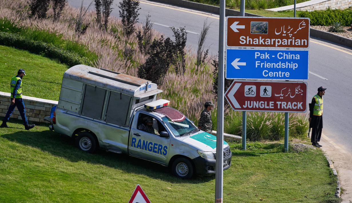 Sebagai informasi, konflik antara Iran dan Amerika Serikat memanas sejak akhir Februari 2026 lalu. Tampak dalam foto, tentara dan petugas polisi Pakistan berjaga di pos pemeriksaan untuk memastikan keamanan menjelang putaran kedua negosiasi antara Amerika Serikat dan Iran, di Islamabad, Pakistan, Senin 20 April 2026. (AP Photo/Anjum Naveed)