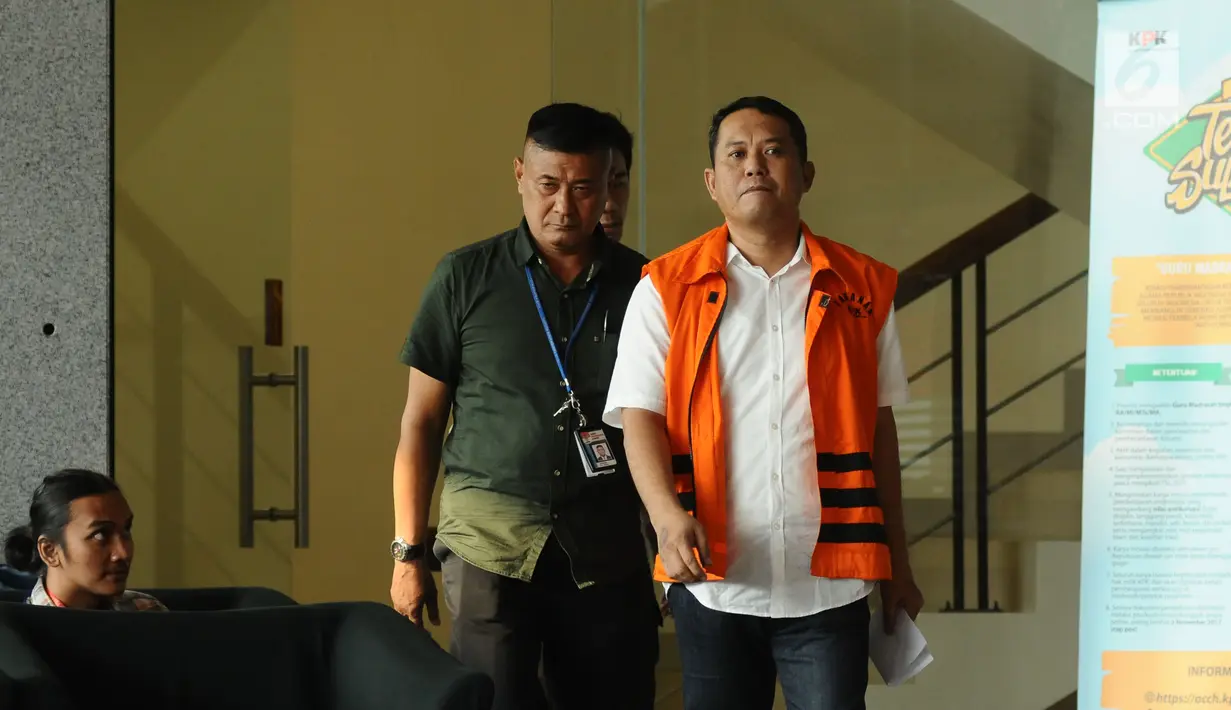 Wali Kota (nonaktif) Cilegon Tubagus Iman Ariyadi usai menjalani pemeriksaan KPK, Jakarta, Rabu (11/10). Tubagus Iman Ariyadi diperiksa KPK sebagai tersangka kasus dugaan suap pengurusan perizinan pembangunan Mall. (Liputan6.com/Helmi Fithriansyah)