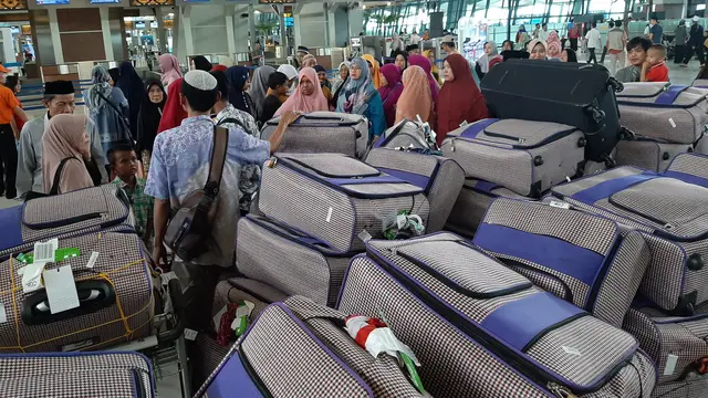 Warga yang hendak berangkat umrah di Bandara Soekarno Hatta, Kamis (27/2/2020).