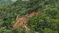 Sebelumnya, jalan lintas utama di Kabupaten Bener Meriah, Provinsi Aceh putus total akibat tertutup material longsor sejak 25 November 2025. Tampak foto udara yang diambil menggunakan drone ini menunjukkan jalan yang terputus akibat longsor di Bener Meriah, Provinsi Aceh, Rabu 3 Desember 2025. (AP Photo/Syahrul Rizal)