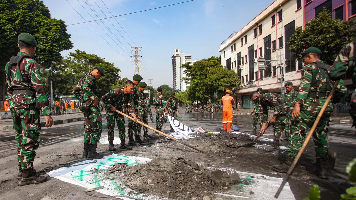 Aksi Bersama Personel TNI dan Pasukan Oranye Bersih-bersih di Sekitar Mako Brimob Kwitang