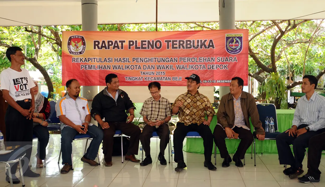 Ketua DKPP, Jimly Asshiddiqie (ketiga kanan) menyimak penjelasan Ketua PPK Beji saat meninjau proses Pilkada di Kota Depok, Rabu (9/12/2015). Jimly mengecek langsung pelaksanaan Pilkada di sejumlah TPS Kota Depok. (Liputan6.com/Helmi Fithriansyah)