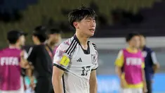 Ekspresi kesedihan pemain Timnas Jepang U-17, Shotaro Shibata, setelah timnya kalah dengan skor 1-2 dari Spanyol U-17 dalam pertandingan babak 16 Besar Piala Dunia U-17 di Stadion Manahan, Solo. Senin (20/11/2023). (Bola.com/Arief Bagus)