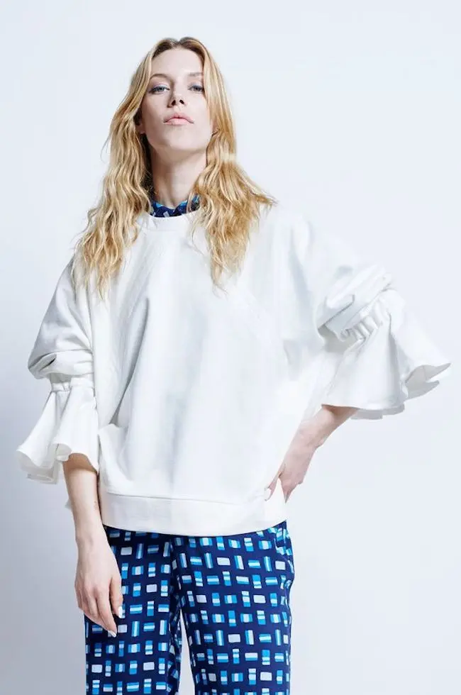 Mix and match celana palazzo. (sumber foto: voguemagazine/pinterest)