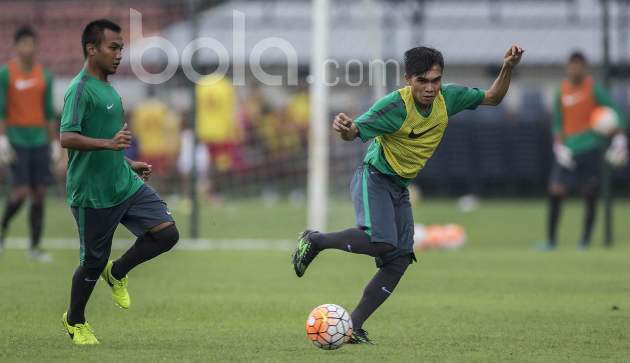 Gelandang Barito Putera, Paulo Sitanggang, mengirim umpan saat mengikuti seleksi Timnas Indonesia U-22 di Lapangan SPH Karawaci, Banten, Rabu (22/2/2017). (Bola.com/Vitalis Yogi Trisna)