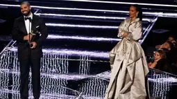 Drake tersenyum sebelum memberikan penghargaan Michael Jackson Video Vanguard kepada Rihanna di MTV VMA 2016, New York, AS, (28/8). Drake dan Rihanna ramai dirumorkan menjalin hubungan asmara. (REUTERS/Lucas Jackson)