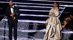 Drake tersenyum sebelum memberikan penghargaan Michael Jackson Video Vanguard kepada Rihanna di MTV VMA 2016, New York, AS, (28/8). Drake dan Rihanna ramai dirumorkan menjalin hubungan asmara. (REUTERS/Lucas Jackson)