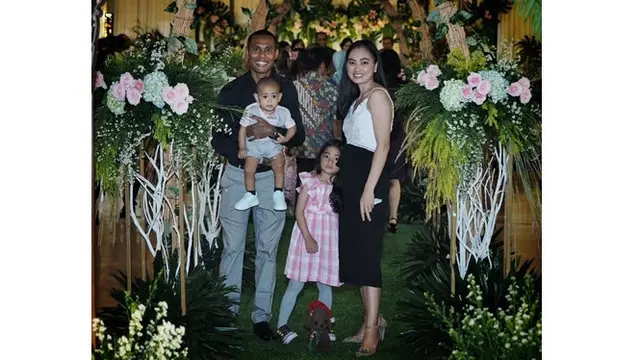 7 Potret Kapten Persebaya Ruben Sanadi Bersama Keluarga Kecilnya, Kompak Banget