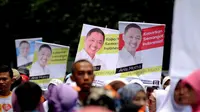 Warga PKS yang hadir dalam Kampanye Akbar di Stadion GBK Jakarta membawa pamflet bergambar Presiden PKS Anis Matta (Liputan6.com/Helmi Fithriansyah)