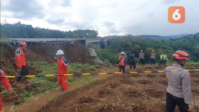 Pekerja PT Trans Jabar Tol saat melakukan memperbaiki longsoran (Liputan6.com/Fira Syahrin).