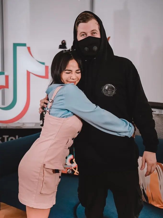 [Fimela] Dinar Candy dan Alan Walker