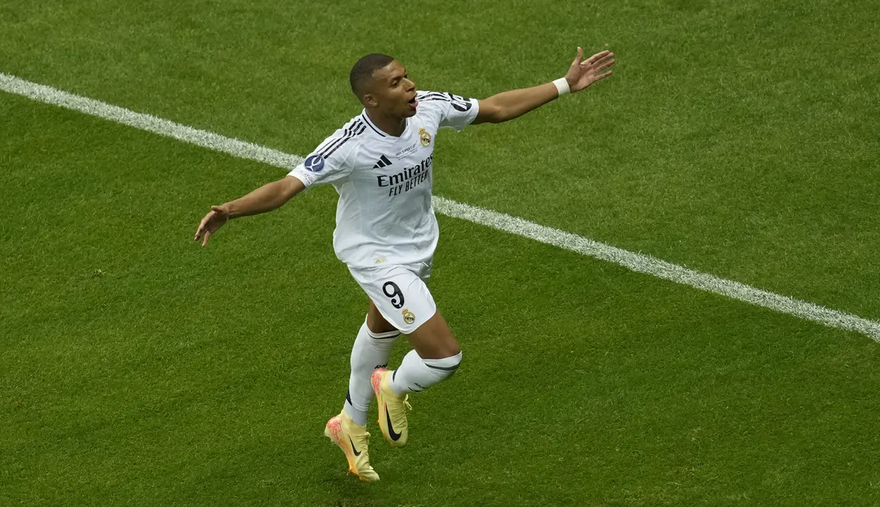 Penyerang Real Madrid Kylian Mbappeberselebrasi setelah mencetak gol ke dua timnya ke gawang  Atalanta dalam duel Piala Super Eropa 2024di National Stadium Warsaw, Kamis (15/8/2024) dini hari WIB. (AP Photo/Darko Vojinovic)