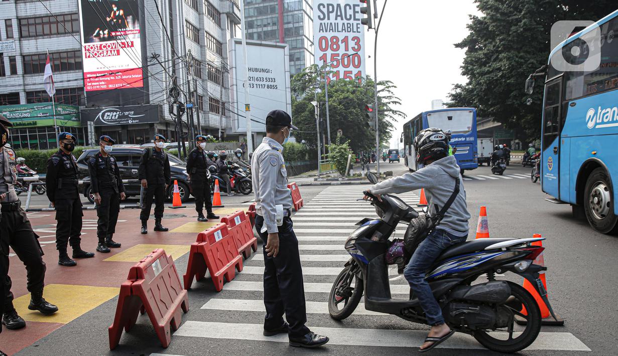 Pengendara berputar balik saat penyekatan ruas Jalan Simatupang mengarah ke Fatmawati, Jakarta, Sabtu (10/7/2021). Penambahan titik penyekatan jalan untuk mempertegas bahwa Jakarta masih masa PPKM Darurat. (Liputan6.com/Faizal Fanani)