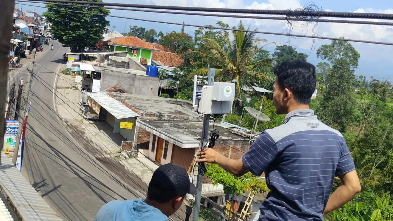 Sengatan arus listrik menewaskan Ade (27), warga Kecamatan Cisurupan, Kabupaten Garut, Jawa Barat, Selasa (19/11/2024). (Liputan6.com/Jayadi Supriadin)