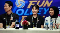 Pelatih Red Sparks, Ko Hee-jin (kiri) menunjukkan foto bersama dengan Megawati Hangestri Pertiwi, penerjemah Kim Yoon-sol, dan Park Hye-min di ponselnya ketika konferensi pers jelang laga Fun Volleyball 2024 di Hotel Mulia, Senayan, Jakarta, Jumat (19/04/2024). (Bola.com/Bagaskara Lazuardi)