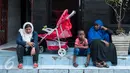 Sejumlah pengungsi atau pencari suaka menunggu panggilan dari pihak UNHCR, Jakarta, Senin (6/2). Sebagian pengungsi mengaku sudah berada di Indonesia lebih dari tiga tahun dan belum mendapatkan kepastian dari UNHCR. (Liputan6.com/Gempur M Surya)
