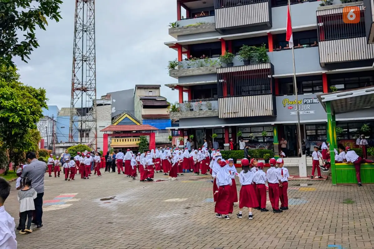 Anak Kembali Sekolah di Puncak Musim Hujan, IDAI Beri 5 Kiat Jaga Si Kecil Tetap Sehat