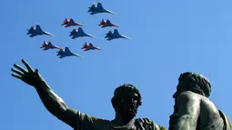 Pesawat Jet militer Rusia terbang dalam formasi selama parade Hari Kemenangan menandai ulang tahun ke-71 dari kemenangan atas Nazi Jerman dalam Perang Dunia II, di Lapangan Merah di Moskow, Rusia, (9/5). (REUTERS/Sergei Karpukhin)