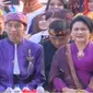 Presiden Jokowi dan Ibu Negara Iriana menghadiri Karnaval Kemerdekaan di Bandung dengan kompak mengenakan busana adat Sunda bernuansa ungu.