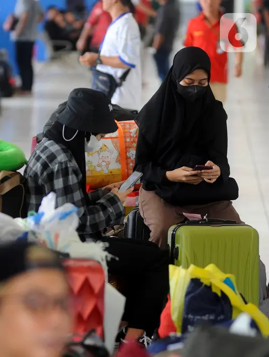 Sejumlah pemudik memilih pulang kampung lebih awal untuk menghindari kepadatan arus mudik Lebaran, yang diprediksi terjadi 19-21 April 2023. (medeka.com/Arie Basuki)