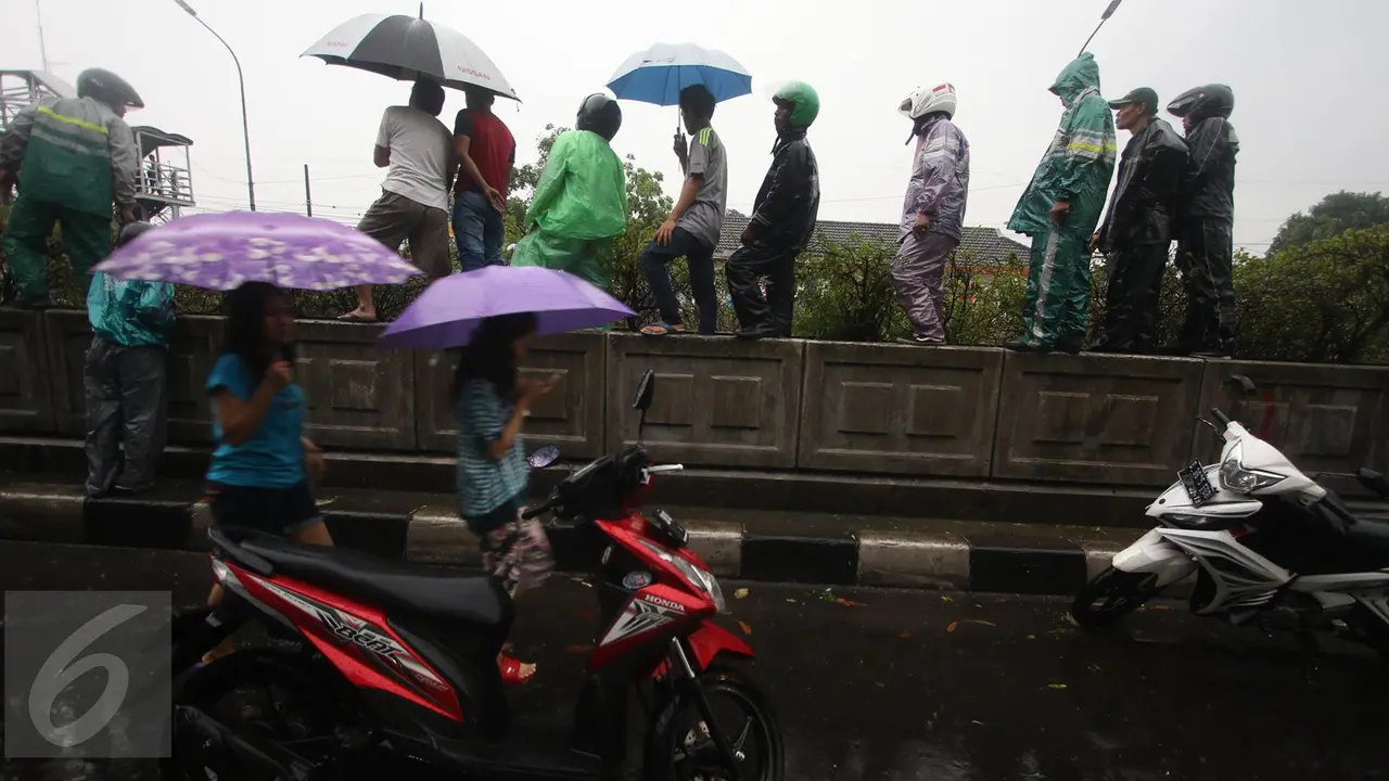 20160924 JPO Pasar Minggu Roboh Jadi Tontonan Warga, Lalu Lintas Macet