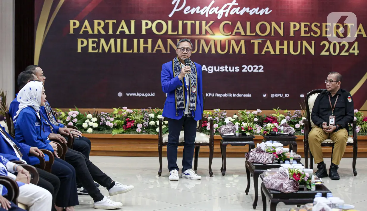 Ketua Umum Partai Amanat Nasional (PAN) Zulkifli Hasan memberikan sambutan saat Pendaftaran Partai Politik Calon Peserta Pemilu tahun 2024 di Gedung KPU, Jakarta, Rabu (10/8/2022). KPU menerima berkas dari 4 partai politik yang mendaftar sebagai calon peserta Pemilu 2024 di hari kesepuluh pendaftaran. (Liputan6.com/Faizal Fanani)