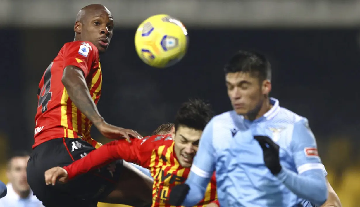 Pemain Benevento, Bryan Dabo, berusaha menyundul bola saat melawan Lazio pada laga Liga Italia di Stadion Vigorito, Rabu (16/12/2020). Kedua tim bermain imbang 1-1. (Alessandro Garofalo/LaPresse via AP)