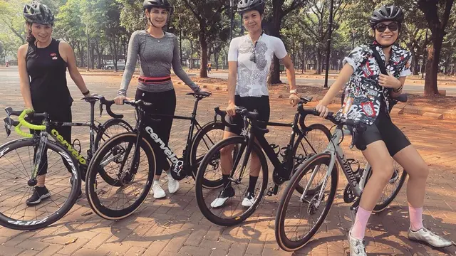 6 Gaya Luna Maya saat Bersepeda, Makin Cantik dan Bugar