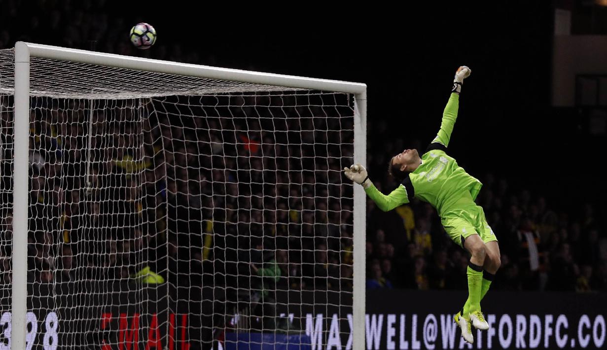 Kiper Liverpool, Simon Mignolet, berusaha mengamankan bola dari serangan pemain Watford pada laga Premier League di Stadion Vicarage, Watford, Minggu (1/5/2017). Watford kalah 0-1 dari Liverpool. (AFP/Adrian Dennis)