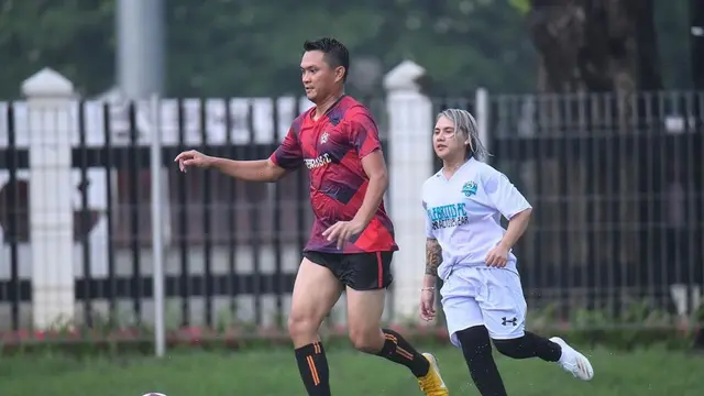 6 Potret Evelin Nada Anjani Main Sepak Bola, Tetap Semangat Meski Hujan