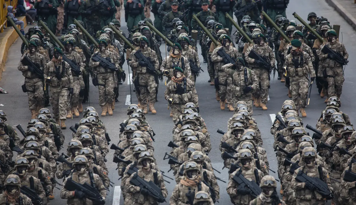 Tentara berbaris saat mengikuti parade militer perayaan Hari Kemerdekaan Peru di Lima, Peru (29/7). Hari Kemerdekaan Peru jatuh pada tanggal 28 Juli dan diperingati setiap tahunnya. (AP Photo / Rodrigo Abd)