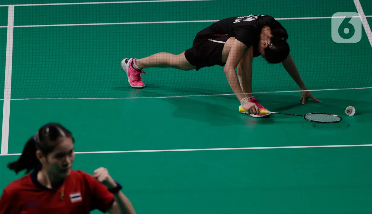 Pebulutangkis Indonesia, Fitriani, terjatuh saat melawan Busanan Ongbumrungpan dalam final bulutangkis beregu putri SEA Games 2019 di Muntinlupa Sports Complex, Manila, Selasa (3/12). Kekalahan yang dialami Fitriani membuat Indonesia tertinggal 1-2 dari Thailand. (Bola.com/M Iqbal Ichsan)