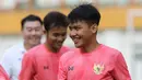 Pemain Timnas Indonesia U-19, Witan Sulaeman, saat menggelar sesi latihan di Stadion Wibawa Mukti, Cikarang, Senin (13/1/2020). Sebanyak 51 pemain mengikuti seleksi untuk memperkuat skuat utama Timnas Indonesia U-19. (Bola.com/M Iqbal Ichsan)