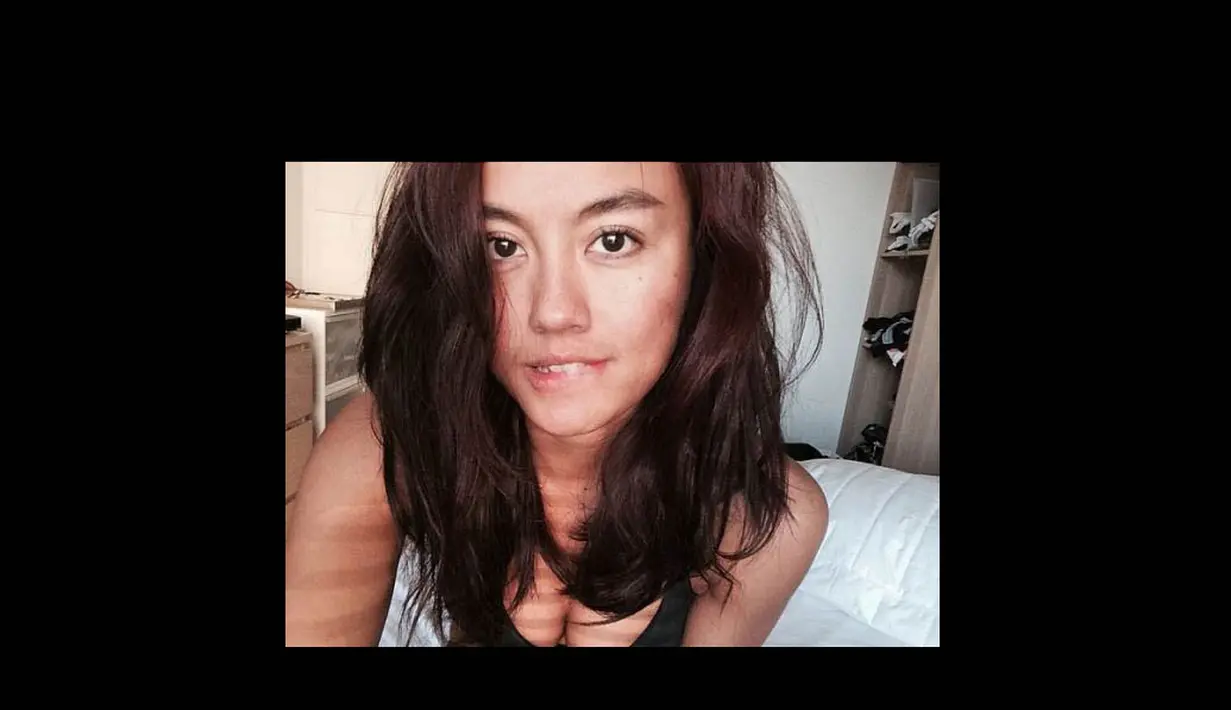 Walau berpenampilan apa adanya setelah bangun tidur, penyanyi muda papan atas, Agnes Monica, tetap saja terlihat cantik. (Instagram)