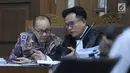 Terdakwa dugaan korupsi penerbitan SKL BLBI, Syafruddin Arsyad Temenggung(kiri) bersama penasehat hukumnya saat sidang lanjutan di Pengadilan Tipikor, Jakarta, Senin (6/8). Sidang mendengar keterangan dua saksi ahli. (Liputan6.com/Helmi Fithriansyah)