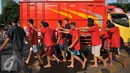 Tersangka berjalan dikawal petugas usai rilis hasil cipta kondisi akhir tahun di Polda Metro Jaya, Jakarta (30/12). Barang bukti dan tersangka dihadirkan dari seluruh Polres dan Polsek sejabodetabek. (Liputan6.com/Gempur M Surya)