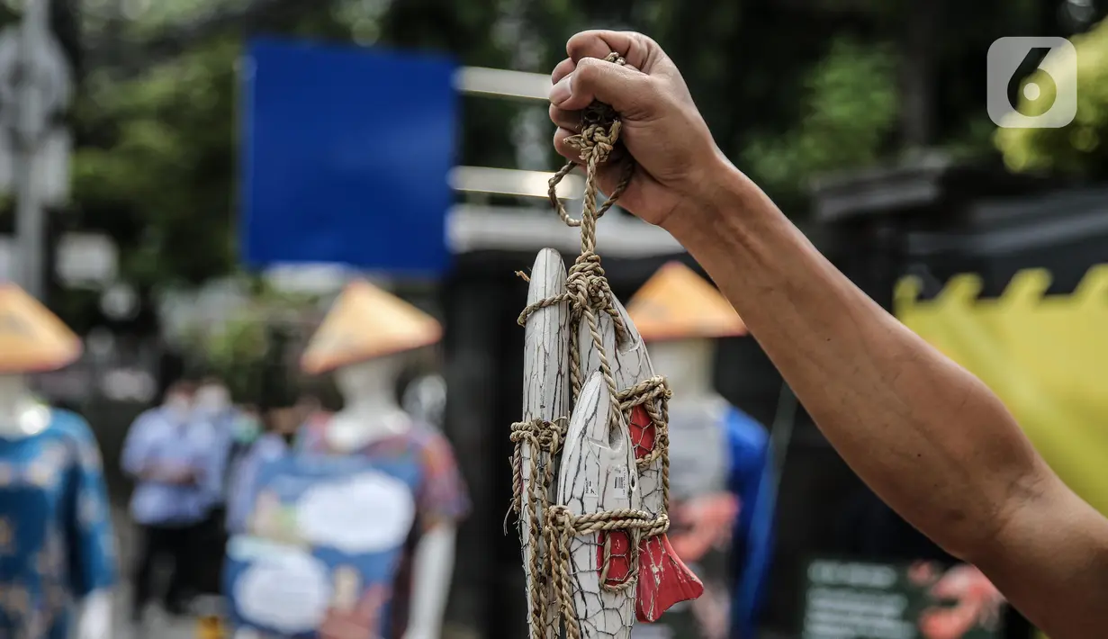 Massa Kiara menggelar aksi di depan Gedung Kementerian Kelautan dan Perikanan, Jakarta, Senin (13/7/2020). Mereka meminta Menteri KKP Edhy Prabowo yg dinilai tidak berpihak kepada nelayan tradisional skala kecil, pembudidaya ikan, serta faktor perikanan rakyat lainnya. (Liputan6.com/Faizal Fanani)