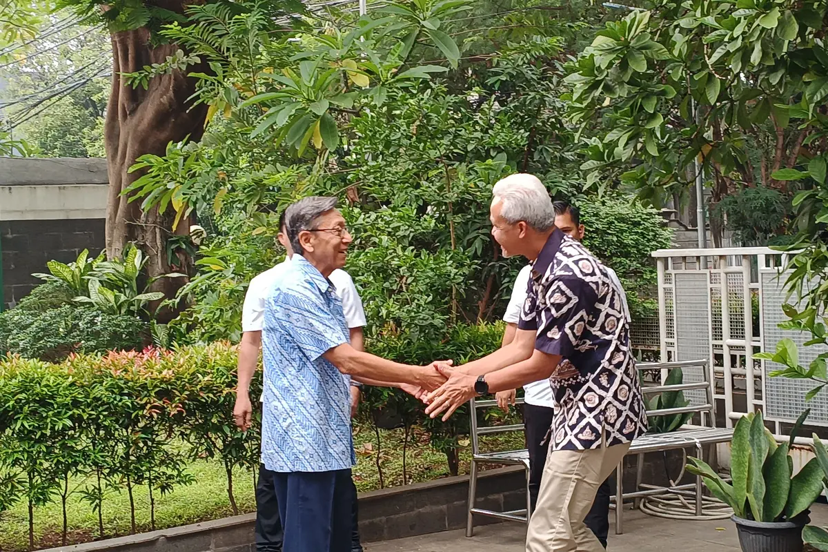 Calon presiden Ganjar Pranowo bertemu dengan Wakil Presiden ke-11 RI Boediono di kediamannya di Jalan Jambu nomor 11, Menteng, Jakarta Pusat, Jumat (24/11/2023).