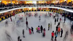 Hari libur lebaran dimanfaatkan sejumlah orang untuk bermain ice skating    (Liputan6.com/Johan Tallo)
