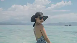Liburan ke Labuan Bajo, aktris yang tampil ikonik dalam serail Cek Toko Sebelah sebagai Sherlyn ini pun terlihat mencuri perhatian. Tidak takut sinar matahari, banyak netizen yang memuji penampilannya tersebut di kolom komentar Instagramnya. (Liputan6.com/IG/@anggikabolsterli)