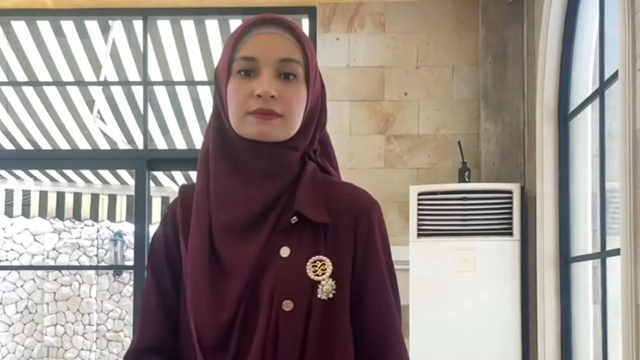 Tren Warna Burgundy untuk baju lebaran