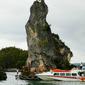 Karang berbentuk pensil raksasa atau disebut sebagai Batu Pensil yang berada di Teluk Kabui, wilayah Raja Ampat, Papua. (KabarPapua.co/Syahriah)