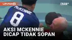 Laga Inggris kontra Amerika Serikat di babak grup Piala Dunia 2022 tuai sorotan. Salah satunya aksi Weston McKennie yang spontan mengelap tangannya di rompi seorang fotografer. Aksinya dikecam oleh sebagian warganet dunia lantaran dinilai tak sopan.