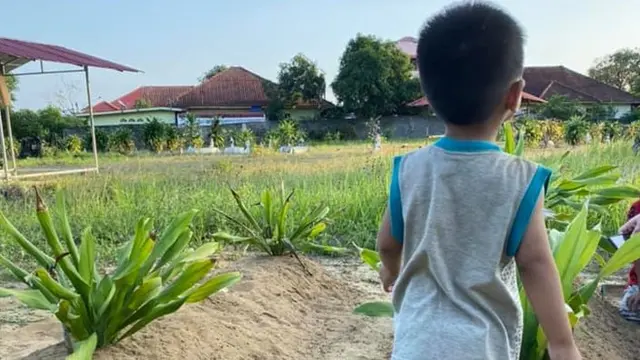 Bermain di Makam Orang Tuanya, Kisah Bocah 2 Tahun Ini Bikin Haru