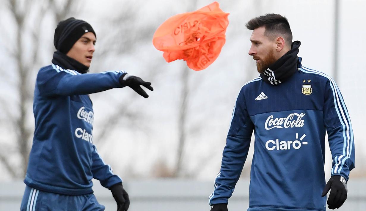 Striker Argentina, Lionel Messi dan Paulo Dybala, saat mengikuti sesi latihan jelang laga persahabatan di Moscow, Rusia, Selasa (7/11/2017). Argentina akan berhadapan dengan Rusia dan Nigeria. (AFP/Kirill Kudryavtsev)