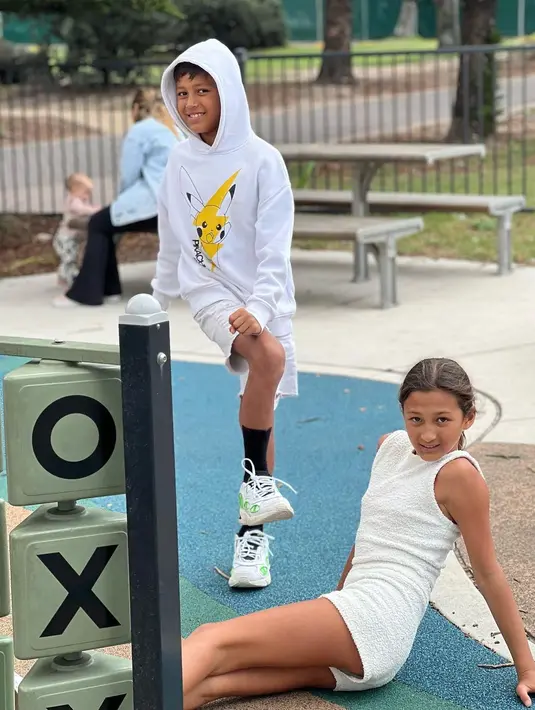 Kerap bermain di pantai, Ayanna Rosse kini memiliki kulit tan mirip sang ibu [@indahkalalo]