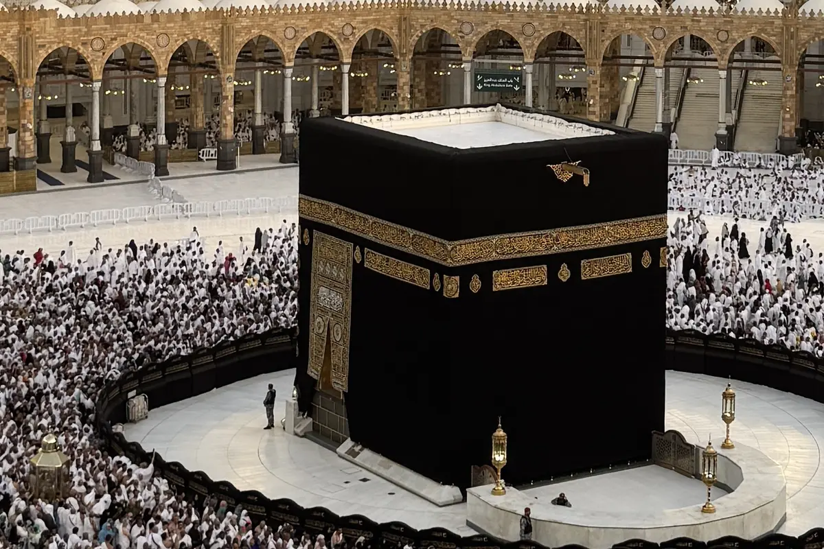 Jemaah melaksanakan tawaf di mataf Ka’bah, Masjidil Haram, Arab Saudi, Rabu, 17 Juni 2026. (dok. Media Center Haji)