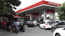 Antrean kendaraan sesaat jelang kenaikan harga Bahan Bakar Minyak (BBM) Bersubsidi di SPBU Kawasan Jalan Siliwangi, Kota Tasikmalaya, Jawa Barat, Sabtu (3/9/2022). Pemerintah resmi menaikkan harga BBM Bersubsidi pada Sabtu (3/9) pukul 14.30 WIB. Harga BBM Subsidi jenis Pertalite naik dari Rp 7650 ke Rp 10.000,- dan Pertamax dari Rp 12.500 ke Rp 14.500,-(Liputan6.com/Helmi Fithriansyah)